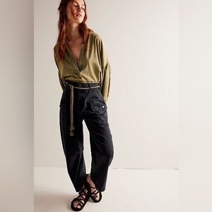 FREE PEOPLE Mending Heart Barrel Pants. Excellent used condition size 4